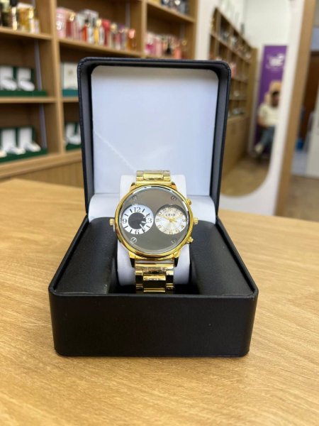 ساعة أنيقة وعملية⌚